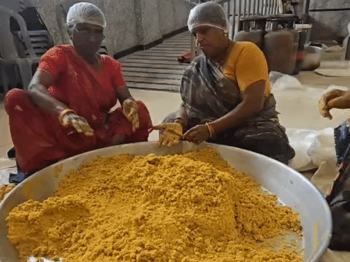 
                 रक्षाबंधन पर महाकाल को सवा लाख लड्डुओं का भोग:20 से ज्यादा हलवाई चार दिन से जुटे; भस्म आरती के बाद भक्तों में बांटा जाएगा प्रसाद 
            