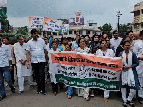 
                 मंदसौर में बढ़ती महंगाई के खिलाफ कांग्रेस का प्रदर्शन:राहगीरों को शक्कर बांटी, पैदल मार्च निकाला; विधायक बोले- मिडिल क्लास परेशान 
            