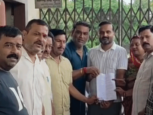 दतिया में पार्षदों ने विशेष बैठक बुलाने की मांग की:CMO के नाम ज्ञापन सौंपा, बोले- विभागों के कामकाज की भी समीक्षा हो