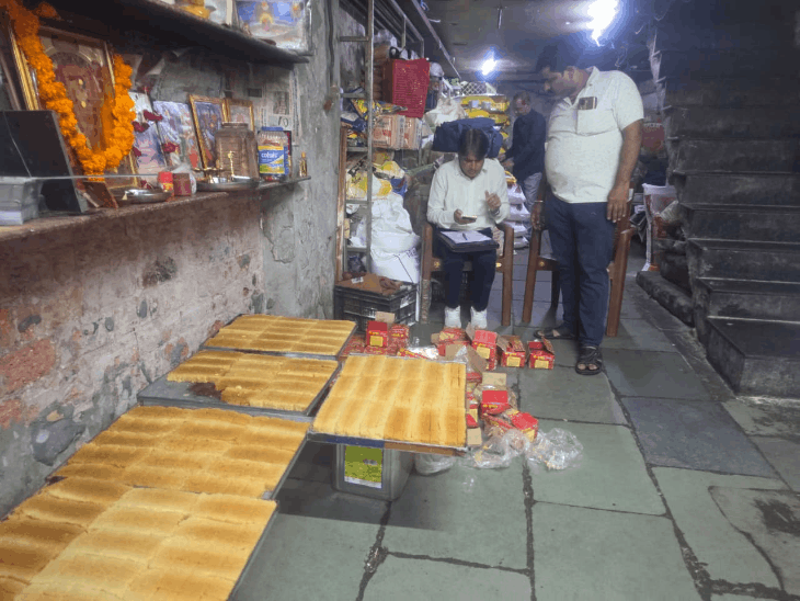 
                 न्यू कैफे मयूरम’ की 54 किलो संदिग्ध मिठाई नष्ट की:एनालॉग मिल्क केक की श्रेणी की मिठाई पर खाद्य विभाग की कार्रवाई से हड़कंप 
            