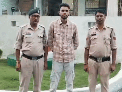 PM आवास की राशि ट्रांसफर करने के नाम पर ठगी:कसडोल पुलिस की कार्रवाई, 2.77 लाख रुपये की धोखाधड़ी करने वाला आरोपी गिरफ्तार