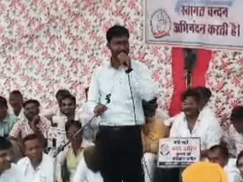 महंगाई के खिलाफ खिलचीपुर में कांग्रेस का प्रदर्शन:तहसीलदार को दाल-शक्कर और तेल भेंट की, राज्यपाल के नाम ज्ञापन सौंपा
