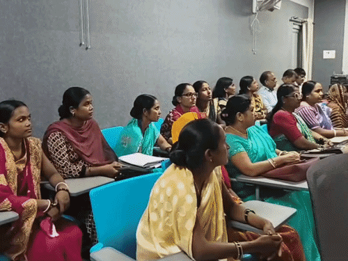 भागलपुर- 3 हजार महिला को मिली दूसरी किस्त:भागलपुर में समृद्ध महिला-समृद्ध बिहार अभियान, महिलाएं बोली- अब अपने पैर पर खड़ी हूं