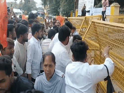 
                 बैरिकेड तोड़कर इंदौर कलेक्टर कार्यालय परिसर में घुसे ABVP कार्यकर्ता:शासकीय कॉलेजों की बदहाली पर प्रदर्शन; गेट तोड़ने की कोशिश 
            