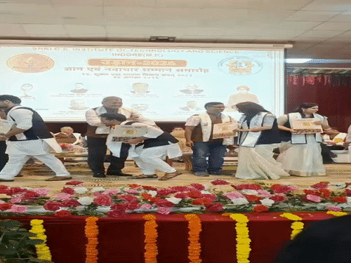 
                 SGSITS का UDAAN-2026, 700 विद्यार्थियों को मिली डिग्री:टॉपर्स को गोल्ड मेडल; निदेशक बोले- अपनी रुचि के क्षेत्र में जुनून से काम करें 
            