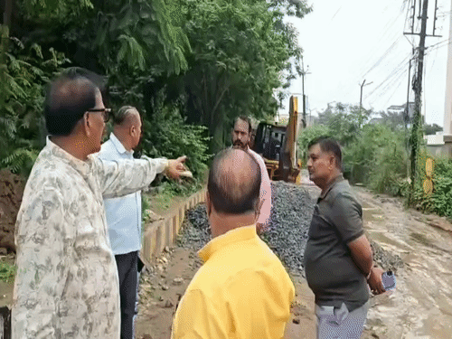 
                 रील डालकर शहर की छवि धूमिल कर रही कांग्रेस- राठौर:'निर्माणाधीन सर्विस रोड पर की नौंटकी, बारिश और भारी वाहनों से कुछ हिस्से में हुए गड्ढे' 
            