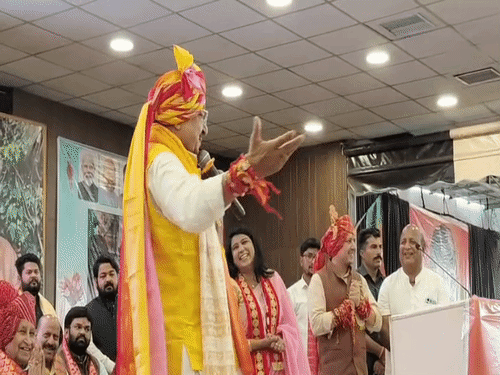 
                 विजयवर्गीय बोले- श्रेष्ठा जी, आपने मुझे बहुत गालियां पड़वाईं:‘श्रेष्ठा को कैलाश ने बनवाया’ खबर पर कहा-बहनों की नाराजगी झेलनी पड़ी, बंधवाईं राखियां 
            