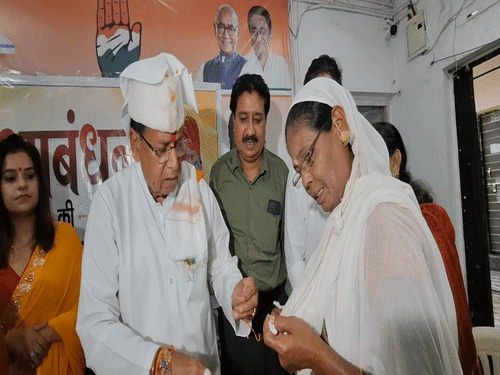 
                 दुपट्टा फाड़कर महिला ने पूर्व मंत्री को बांधी राखी:बारिश में बह गया था सामान, भोपाल में पीसी शर्मा ने बहनों को बांटी शक्कर 
            