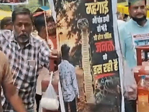 ठेले पर खाली सिलेंडर, हाथ में केतली लेकर निकाली रैली:कांग्रेसियों का महंगाई के खिलाफ प्रदर्शन; पेट्रोल में एथेनॉल पर भी नाराज