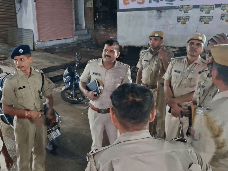 धौलपुर पुलिस ने निकाला फ्लैग मार्च:त्योहारों और निकाय चुनाव के मद्देनजर सुरक्षा का भरोसा, निर्भीक मतदान का संदेश