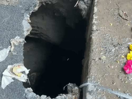 
                 9 दिन में दूसरी सड़क धंसी...20 फीट गहरा गड्ढा:इंदौर में वाल्मीकि बस्ती की सड़क से रोज 10 हजार वाहन गुजरते हैं; ड्रेनेज लाइन से धंसने की आशंका 
            