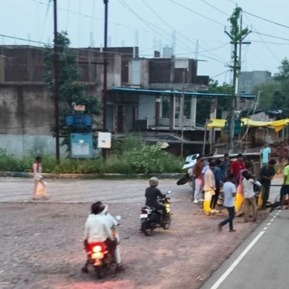 लोडिंग वाहन ने बाइक को मारी टक्कर, युवक की मौत:बाइक पर चार युवक सवार थे, दो गंभीर ग्वालियर रेफर; चालक मौके से फरार
