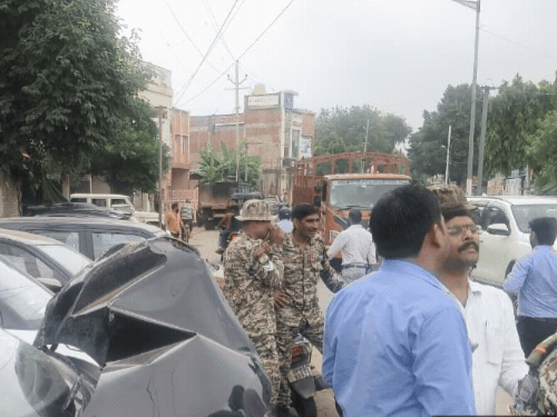 आगरा में गंदगी-अतिक्रमण करने पर कार कंपनी पर जुर्माना:नगर निगम ने केटीएल कंपनी से वसूला 30 हजार रुपये का जुर्माना