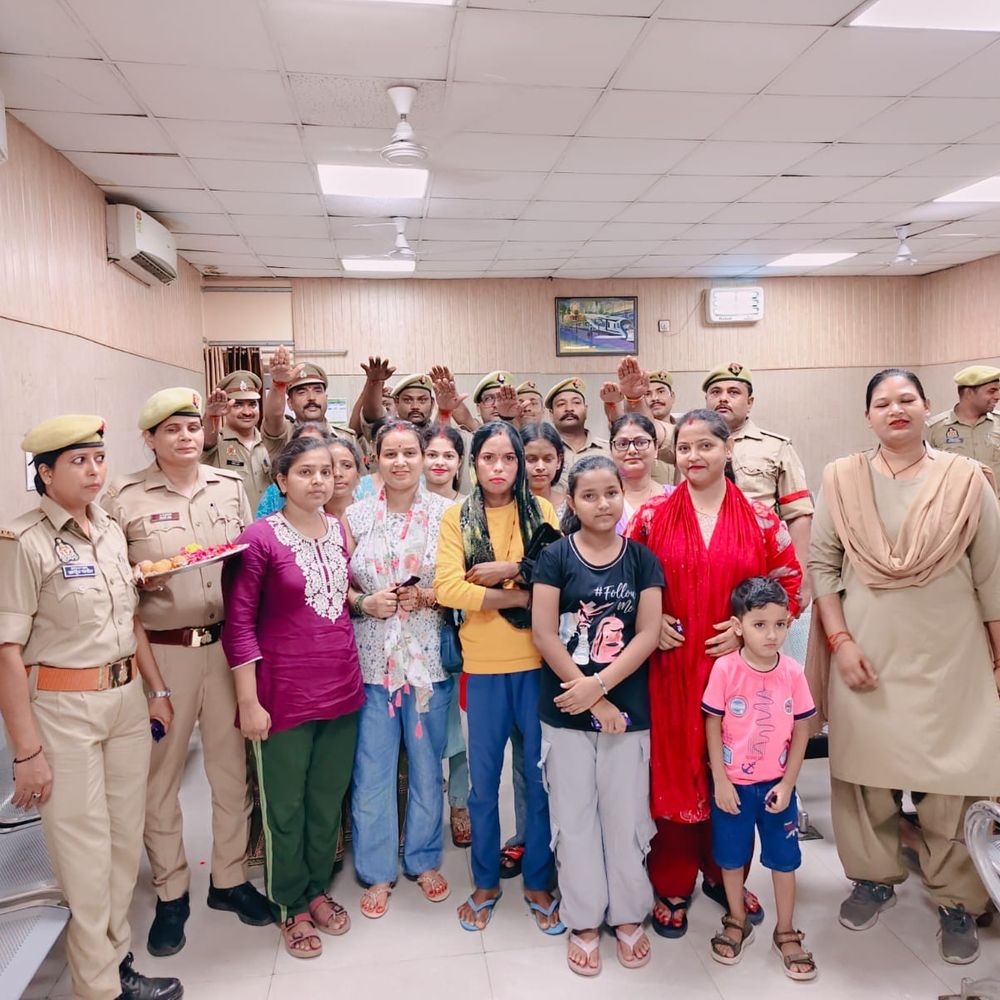 गोरखपुर में रक्षाबंधन का पर्व:महिला यात्रियों ने बांधी राखी, जीआरपी ने लिया की सुरक्षा-सम्मान का संकल्प