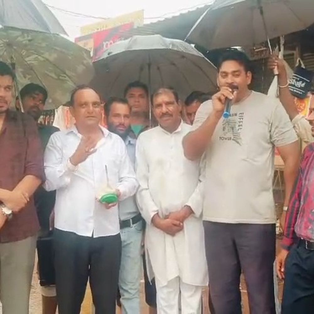 महंगाई के विरोध में सड़कों पर उतरी कांग्रेस:कोलारस-रन्नौद में भारी बारिश के बीच पैदल मार्च, कार्यकर्ता बोले- महंगाई ने आम आदमी की कमर तोड़ दी