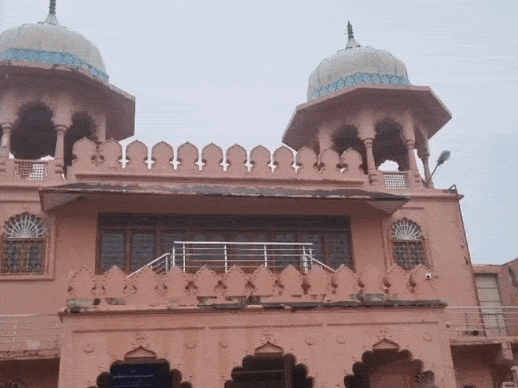 
                 भोपाल में वक्फ की 2.7 एकड़ जमीन पर विवाद:दारुल शफकत सोसायटी के अध्यक्ष पर FIR; जमीन को अपनी बताकर नक्शा पास कराने का आरोप 
            