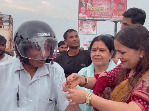 रक्षाबंधन से पहले महिला आयोग सदस्य ने बांटे हेलमेट:राहगीरो को राखी बांधकर यातायात नियमों का पालन करने के लिए किया जागरूक
