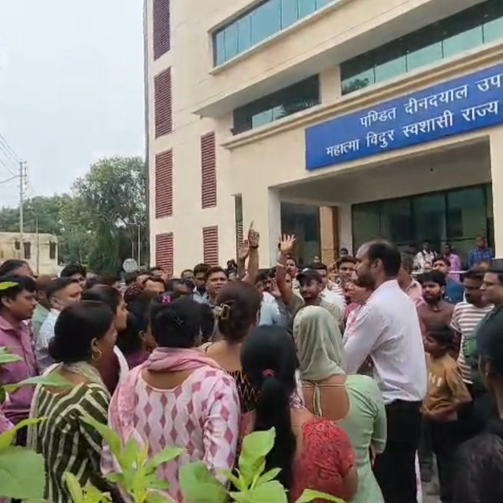 बिजनौर मेडिकल कॉलेज के आउटसोर्स कर्मचारी हड़ताल पर:चार महीने से वेतन न मिलने पर धरना, सेवाएं प्रभावित