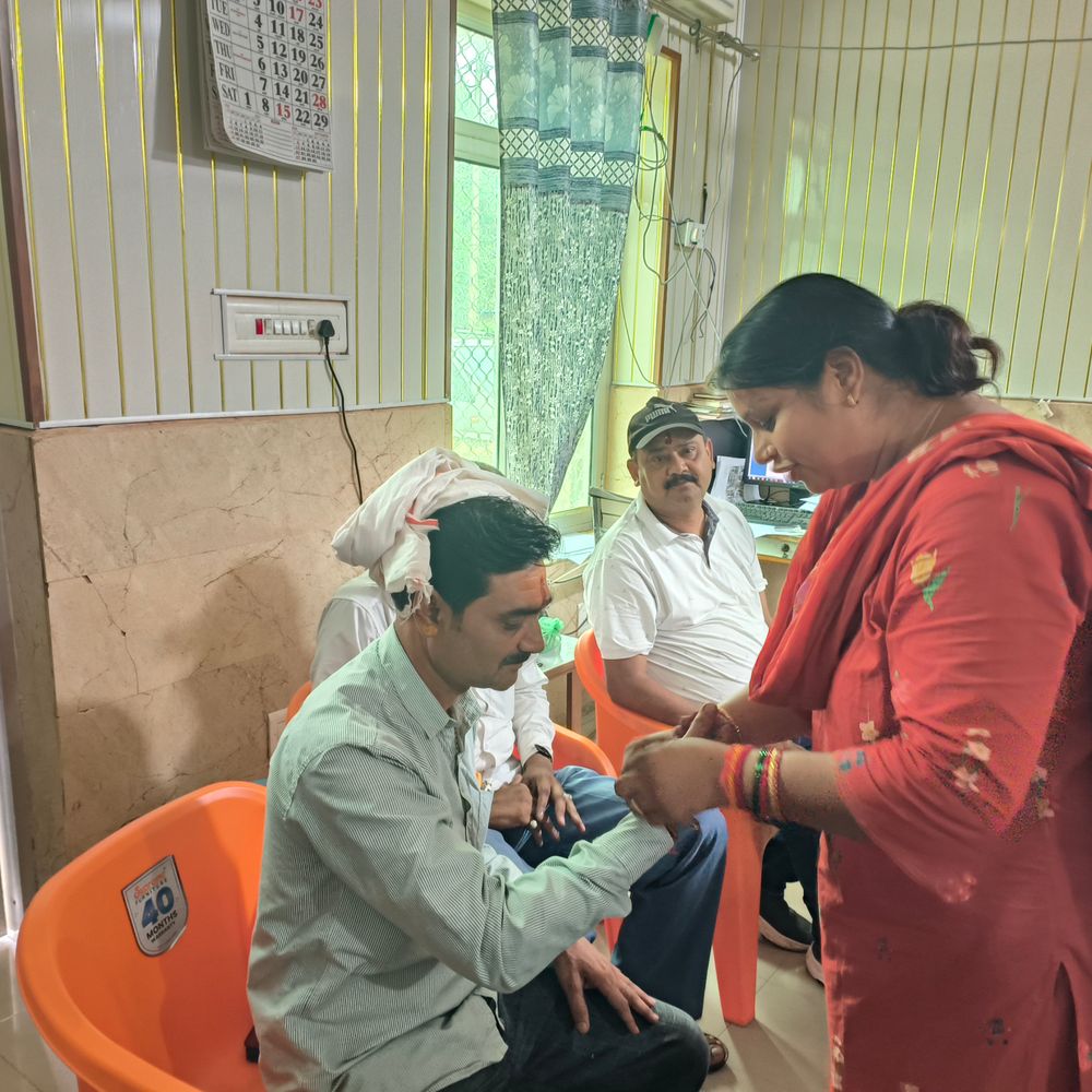 घाटमपुर में अधिकारियों-पुलिसकर्मियों को राखी बांधी:सफाई एवं खाद्य निरीक्षक, छात्राओं और ब्रह्मकुमारियों ने रक्षा सूत्र बांधा लिया सुरक्षा का संकल्प