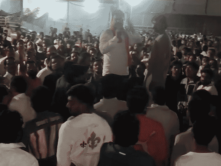 
                 रतलाम में एक वॉट्सएप-मैसेज पर आधी रात हजारों हिंदू जुटे:त्रिवेणी मुक्तिधाम पर गणेश उत्सव की बनी रूपरेखा, एक लाख से ज्यादा लोगों को निकलने का आह्वान 
            