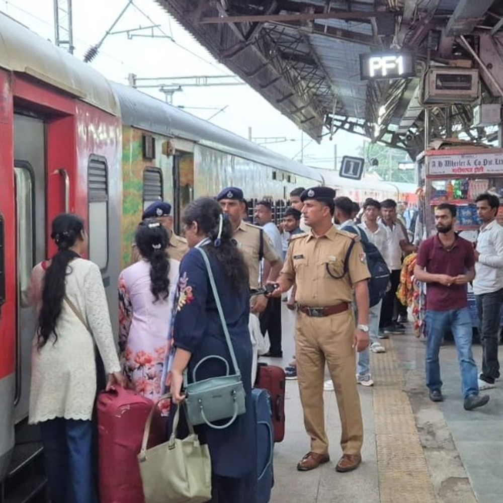 रक्षाबंधन पर घर जाने की होड़:ट्रेनों में पैर रखने की जगह नहीं, 30 अगस्त तक वेटिंग 60 पार