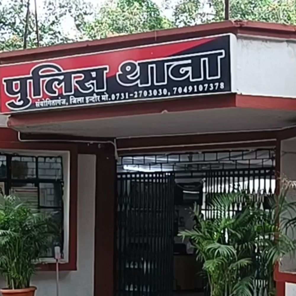 
                 आभूषण बेचने निकले दो चोर पकड़ाए...30 लाख का माल बरामद:दो महीने पहले संयोगितागंज में की थी चोरी, CCTV और CCТNS डेटा से आरोपियों तक पहुंची पुलिस 
            