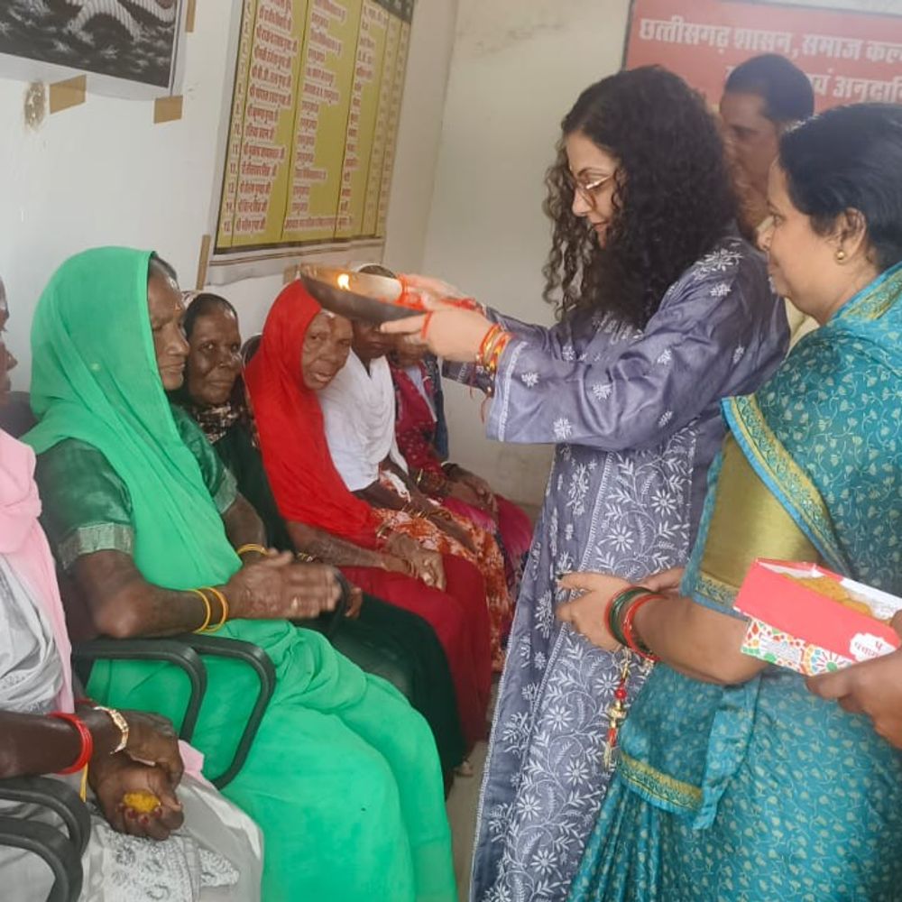 कलेक्टर ने वृद्धाश्रम में मनाया रक्षाबंधन:बुजुर्गों को राखी बांधी, मिठाई खिलाई; महिलाओं को साड़ी भी दी, हालचाल जाना और सुविधाओं का लिया जायजा