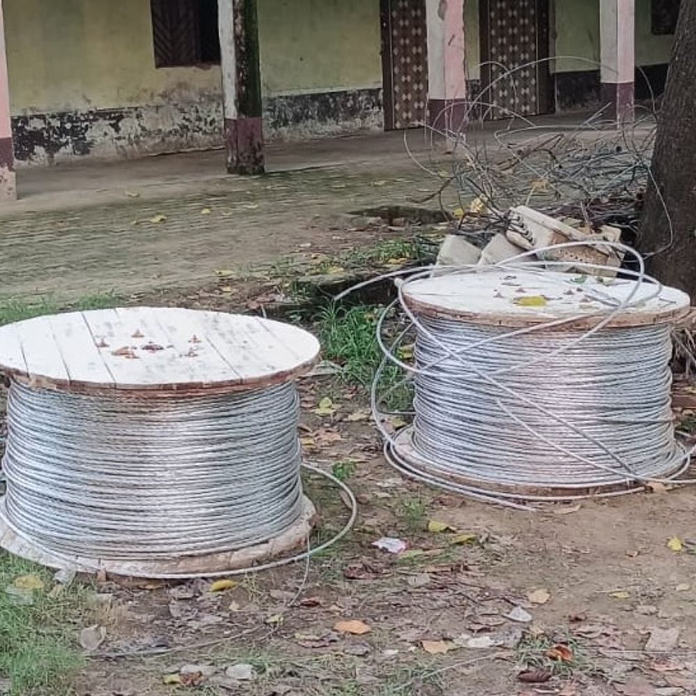 संभल में 20 लाख के डॉग तार चोरी:चौकीदार को बंधक बनाकर तीन बंडल चुराए, पुलिस जांच में जुटी