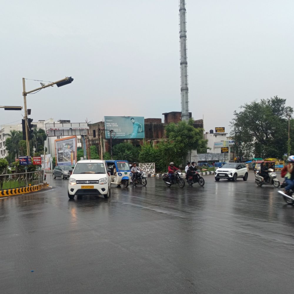 लखनऊ में तड़के से छाए काले बादल:देर रात से हो रही रिमझिम बारिश, मानसून में 3 फीसदी कम बरसात