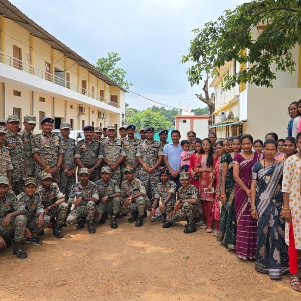महिला कमांडोज ने DRG जवानों की कलाई पर बांधी राखी:हर मोर्चे पर साथ रहने का लिया संकल्प, साथ करती थीं नक्सल ऑपरेशंस