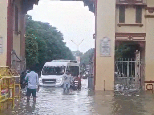 BHU अस्पताल में 56 साल पुराना ड्रेनेज सिस्टम:अब अंदर-बाहर के नालों का बनेगा एक नेटवर्क, कैंपस में 185 रिचार्ज पिट, फिर भी अस्पताल में पानी