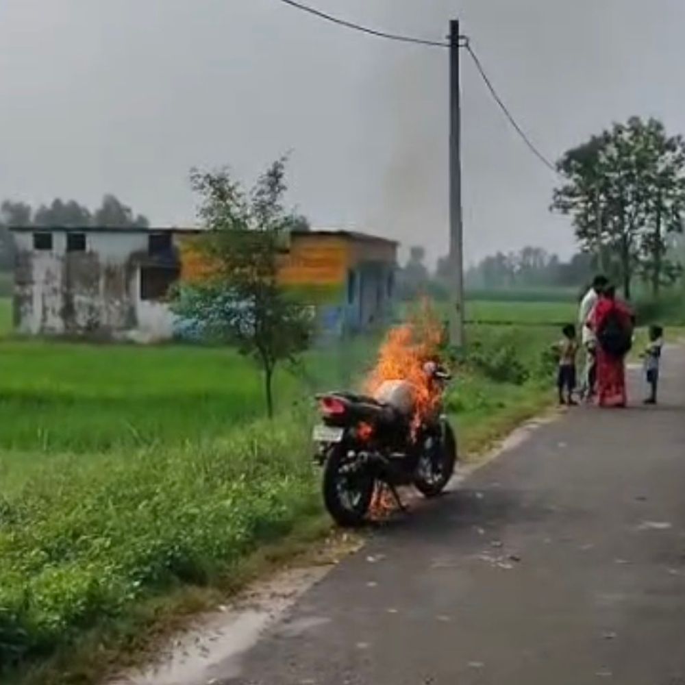 बिजनौर में पत्नी से विवाद, व्यक्ति ने बाइक जलाई:ससुराल जाते समय झगड़ा, पुलिस ने जांच शुरू की
