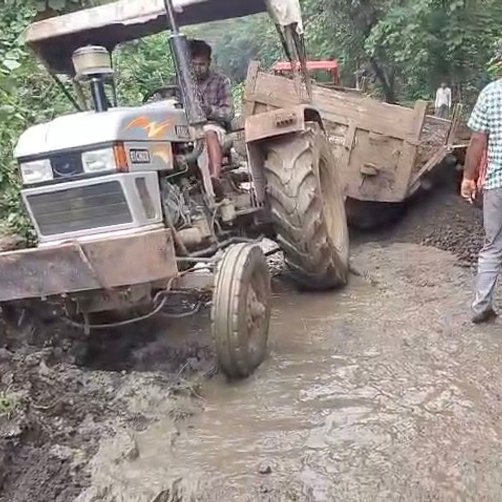 नरसिंहपुर में 22 करोड़ की सड़क 4 महीने में बदहाल:तेंदूखेड़ा-सहजपुर मार्ग पर बड़े गड्ढे; ग्रामीणों ने चंदा जुटाकर मुरम डलवाई