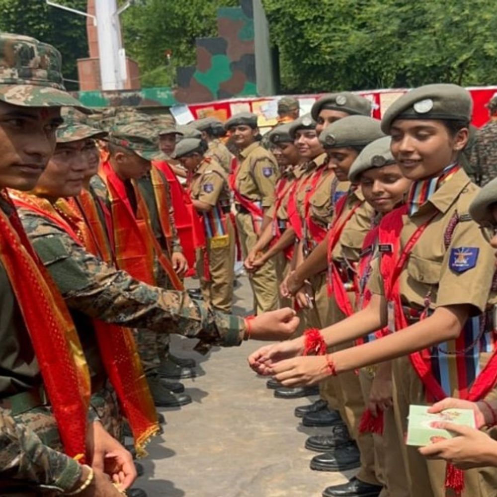 मथुरा की 200 बेटियां जवानों को राखी बांधने बॉर्डर पहुंची:अटारी-अखनूर में सैनिकों को खिलाए पेड़े, बोलीं- कलाई सूनी नहीं रहने देंगे