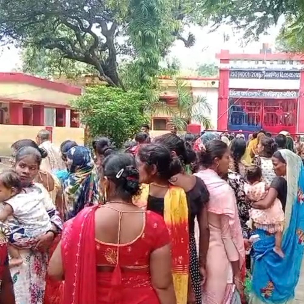 लखीमपुर जेल में 9 घंटे चला राखी का मिलन:सुबह 8 से शाम 5 बजे तक बहनों की कतार; बंदी भाइयों की कलाई पर बांधी राखी, मिठाई खिलाई