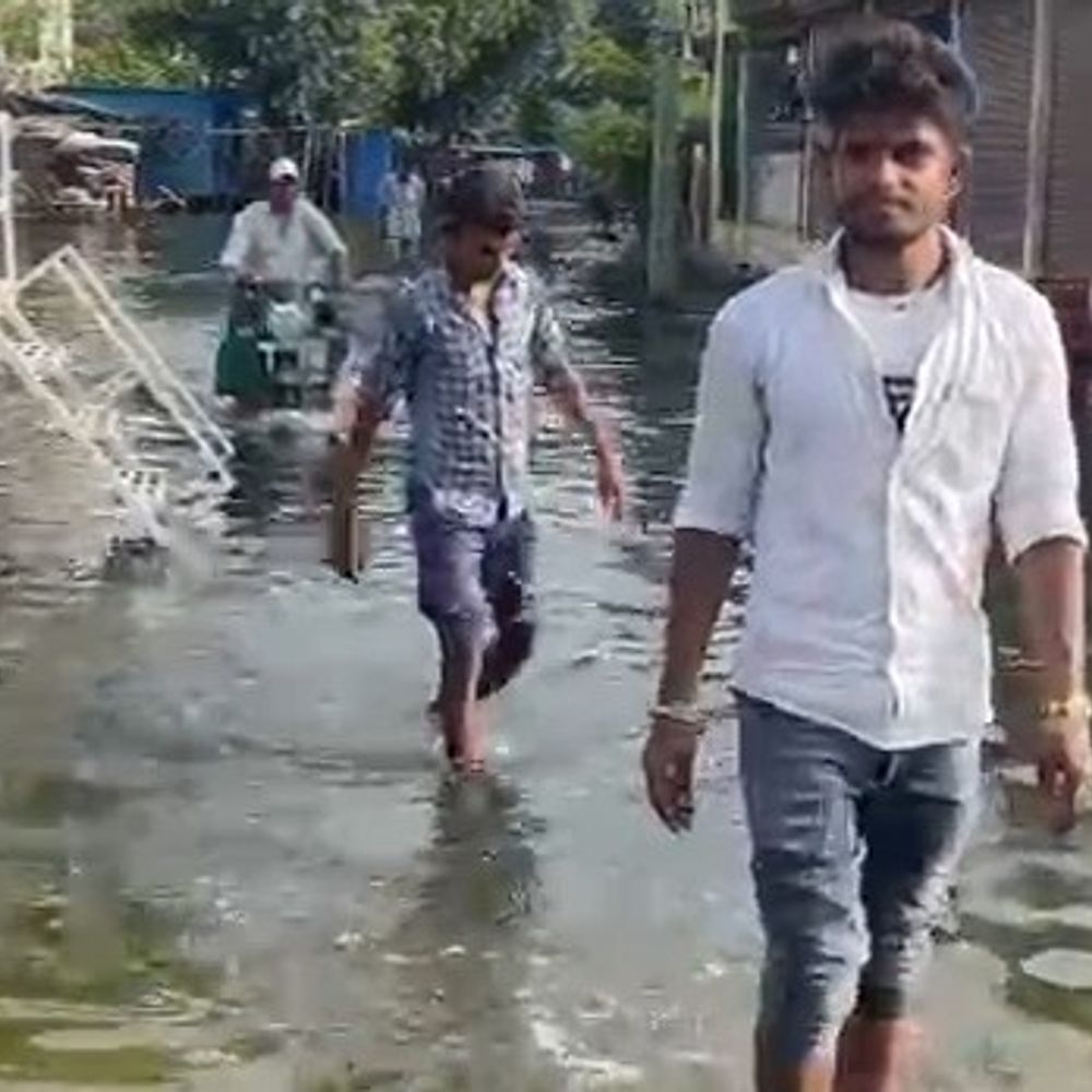 फर्रुखाबाद की कांशीराम कॉलोनी में घुसा पानी:1200 आवासों में भूतल के कमरों में भरा गंदा पानी; 10 दिन से जलभराव, रिश्तेदारों के यहां गए परिवार