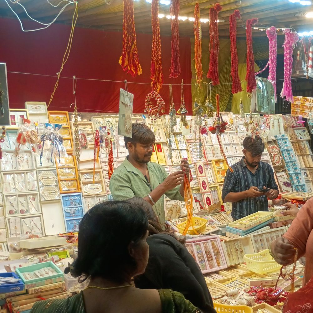 रक्षाबंधन पर कानपुर में 300 करोड़ की खरीदारी:'वोकल फॉर लोकल' का असर; देश में 25 हजार और UP में 4 हजार करोड़ पहुंचा राखी का कारोबार