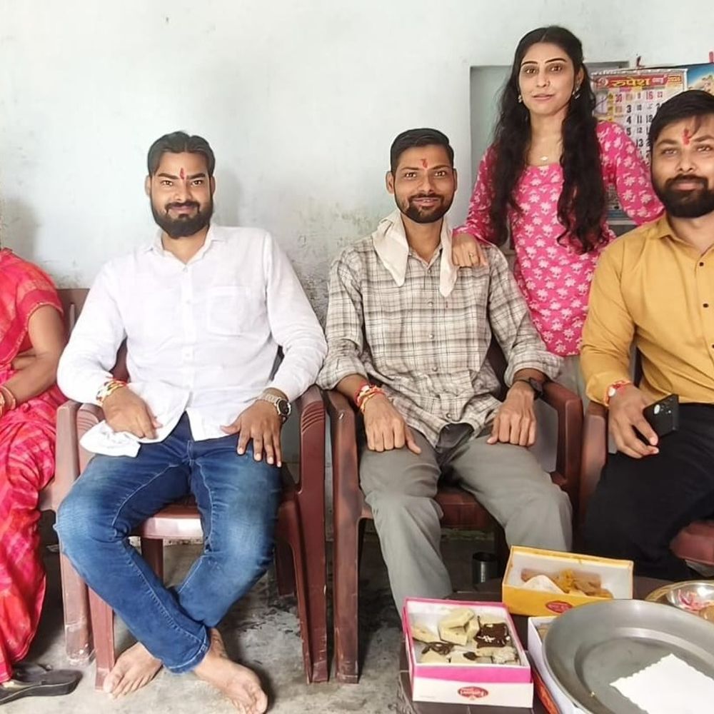 संतकबीरनगर में धूमधाम से मना रक्षाबंधन:बहनों ने भाइयों की कलाई पर बांधी राखी, बाजारों में रौनक रही