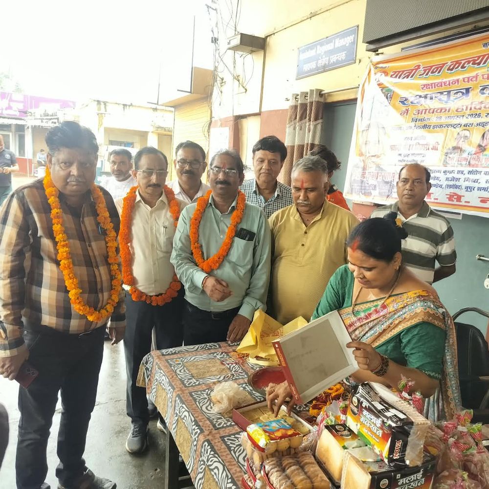 झकरकटी बस अड्डे पर रक्षाबंधन मनाया:रोडवेज कर्मियों, पुलिसकर्मियों, जवानों को बांधी राखी; गिफ्ट में मिला 'नोवा ब्रेड'