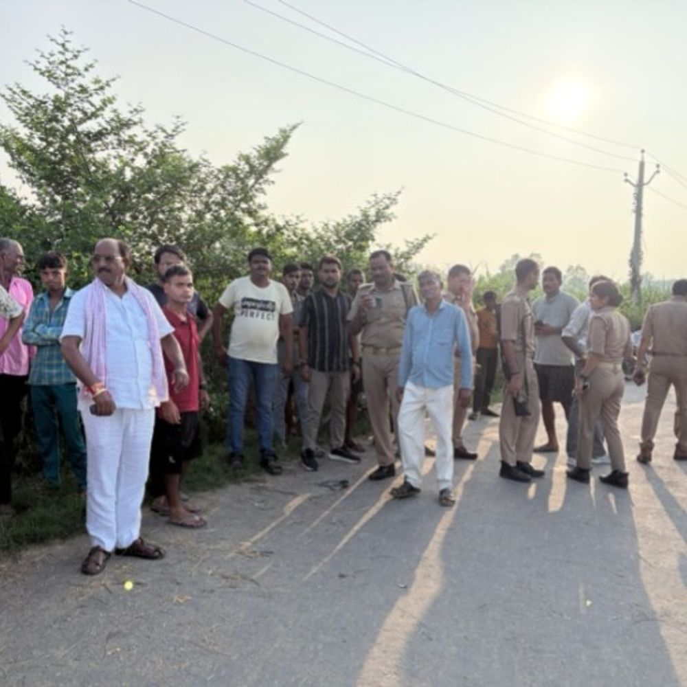 बाइक बिजली के खंभे से टकराई, 2 भाइयों की मौत:खेत में गिरी बाइक, घर लौटते समय हादसा