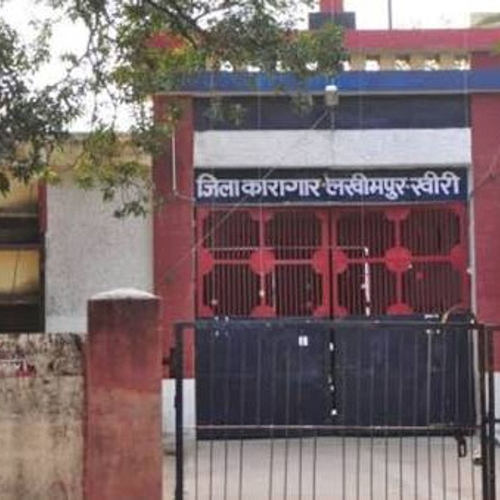 लखीमपुर-खीरी में जेल में बंद भाइयों को बांधी राखी:सिर्फ पैक्ड सोहन पपड़ी ले जाने की अनुमति, अन्य सामग्री पर रोक