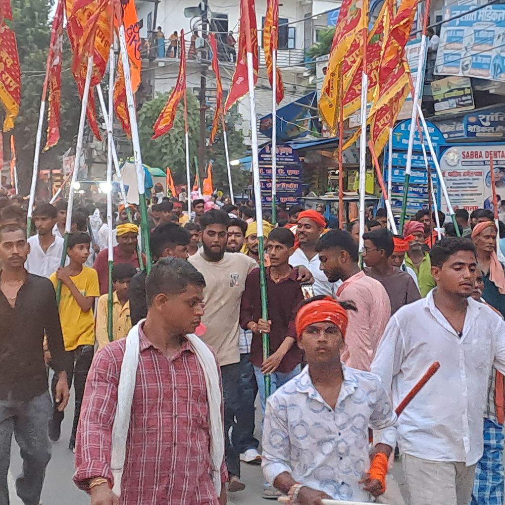 गोपालगंज में महाबीरी अखाड़ा जुलूस निकला:विभिन्न मोहल्लों से निकलीं, मनमोहक झांकियों ने किया परफॉर्म