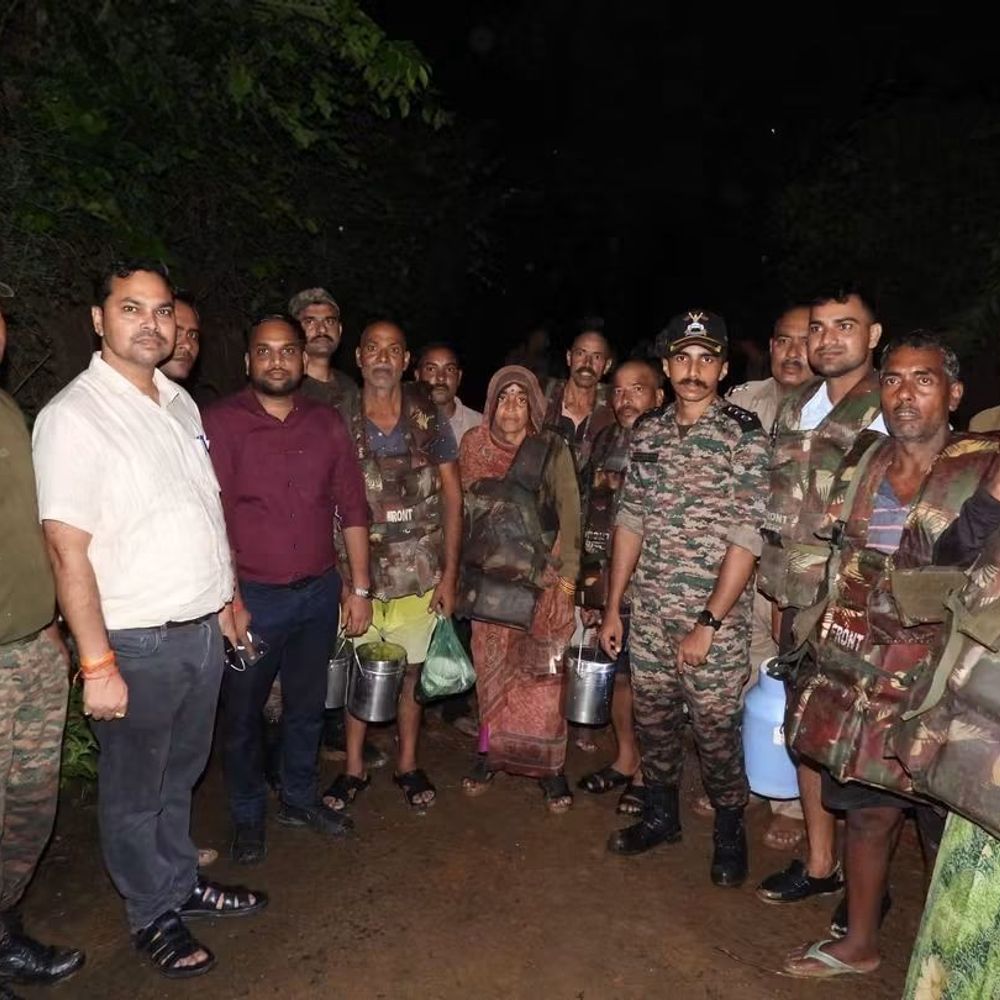 झांसी में कुड़ार नदी के टापू पर फंसे 6 ग्रामीण:NDRF ने बढ़ते जलस्तर के बीच रेस्क्यू कर सुरक्षित निकाला, लोगों के घर डूबे