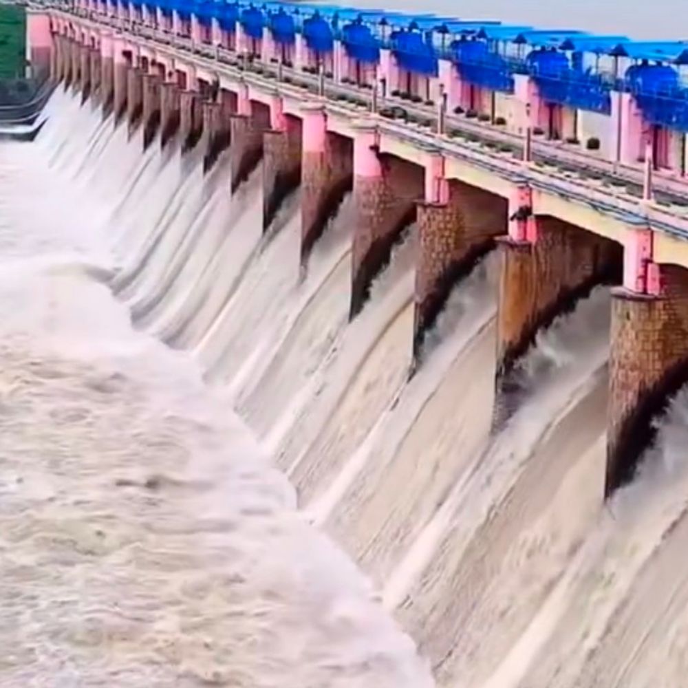 ललितपुर में बारिश से बांध उफनाए, 5 गेट खोले गए:माताटीला से 35 हजार और राजघाट से 30 हजार क्यूसेक पानी छोड़ा; कई जगह मकान-पेड़ गिरे