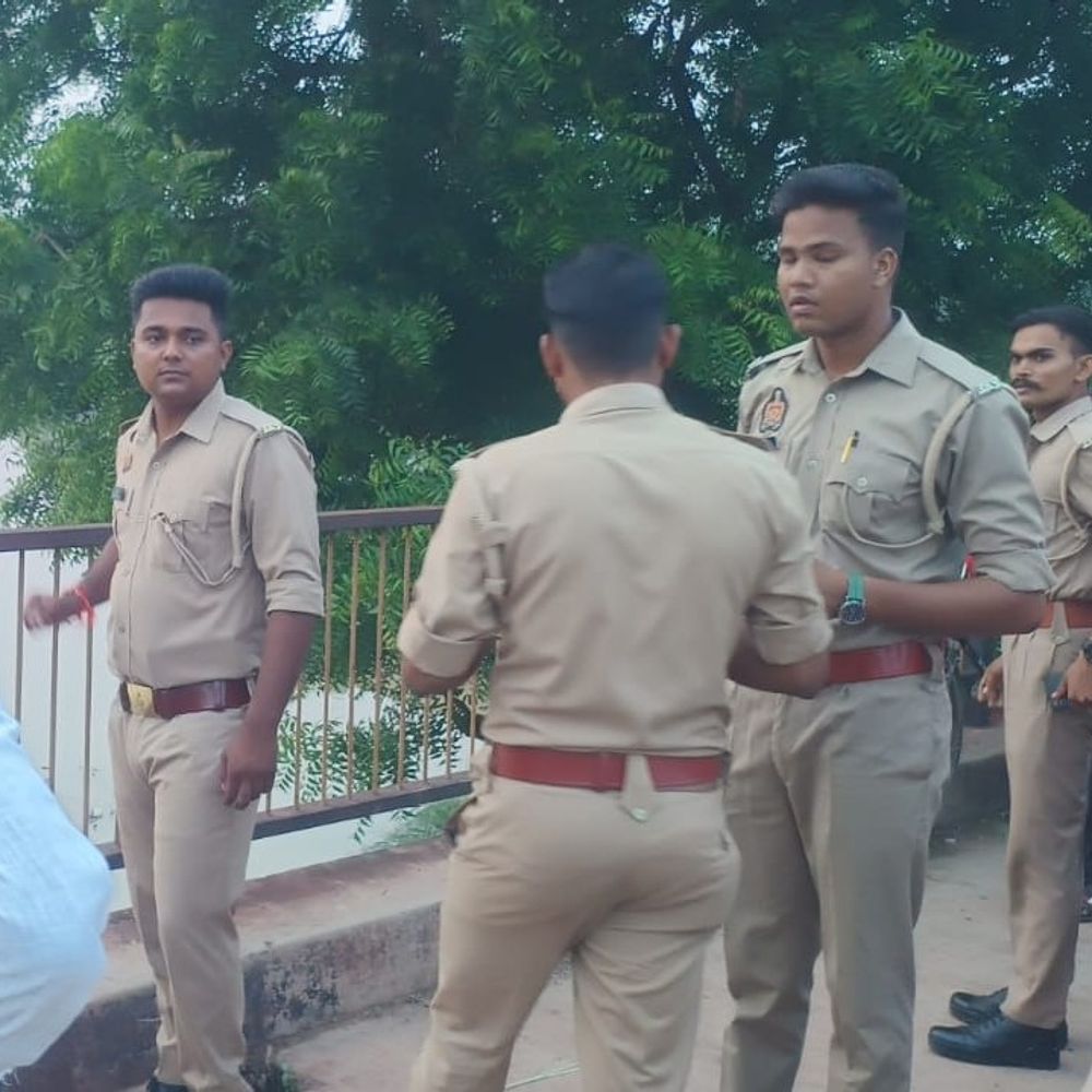 उन्नाव में युवक ने नदी में छलांग लगाई:पुलिस, गोताखोर तलाश में जुटे; NDRF को सूचना दी गई