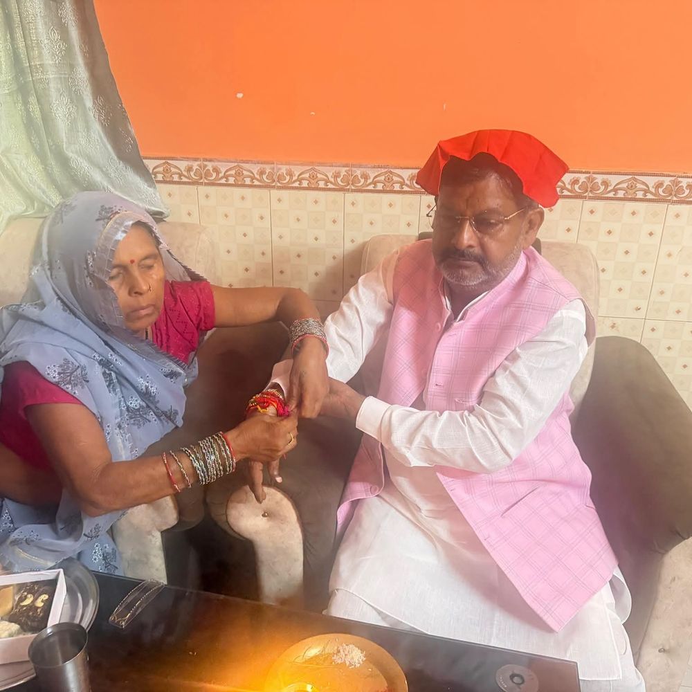 अयोध्या में दिनभर दिखा रक्षाबंधन का उत्साह:मिठाई और गिफ्ट मार्केट में रही चहल-पहल, जनप्रतिनिधियों ने भी मनाया पर्व