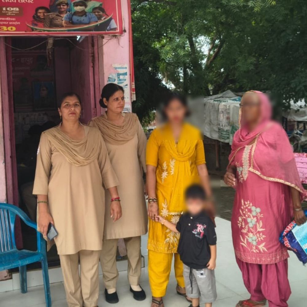 हापुड़ पुलिस ने 4 वर्षीय बच्चे को खोजा:गुमशुदगी की सूचना पर त्वरित कार्रवाई, परिजनों को सौंपा