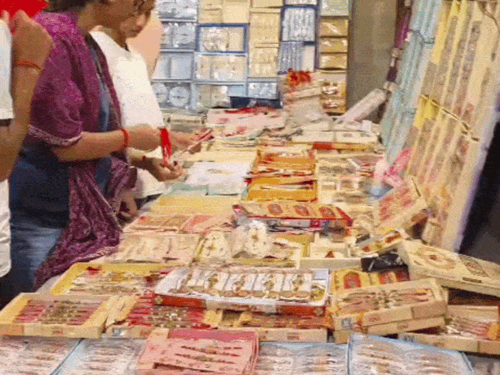 रीवा में रक्षाबंधन पर बाजारों में उमड़ी भीड़:फोर्ट रोड से शिल्पी प्लाजा तक देर रात खरीदारी, मिठाई कारोबार 10 गुना बढ़ा