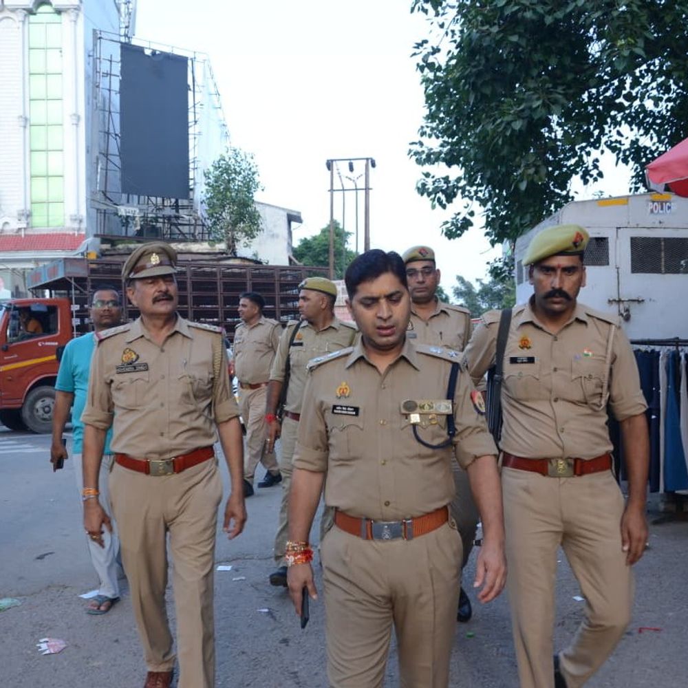 बागपत में रक्षाबंधन पर पुलिस की पैदल गश्त:बागपत में त्योहार को लेकर बाजारों और सार्वजनिक स्थानों पर सुरक्षा जांची