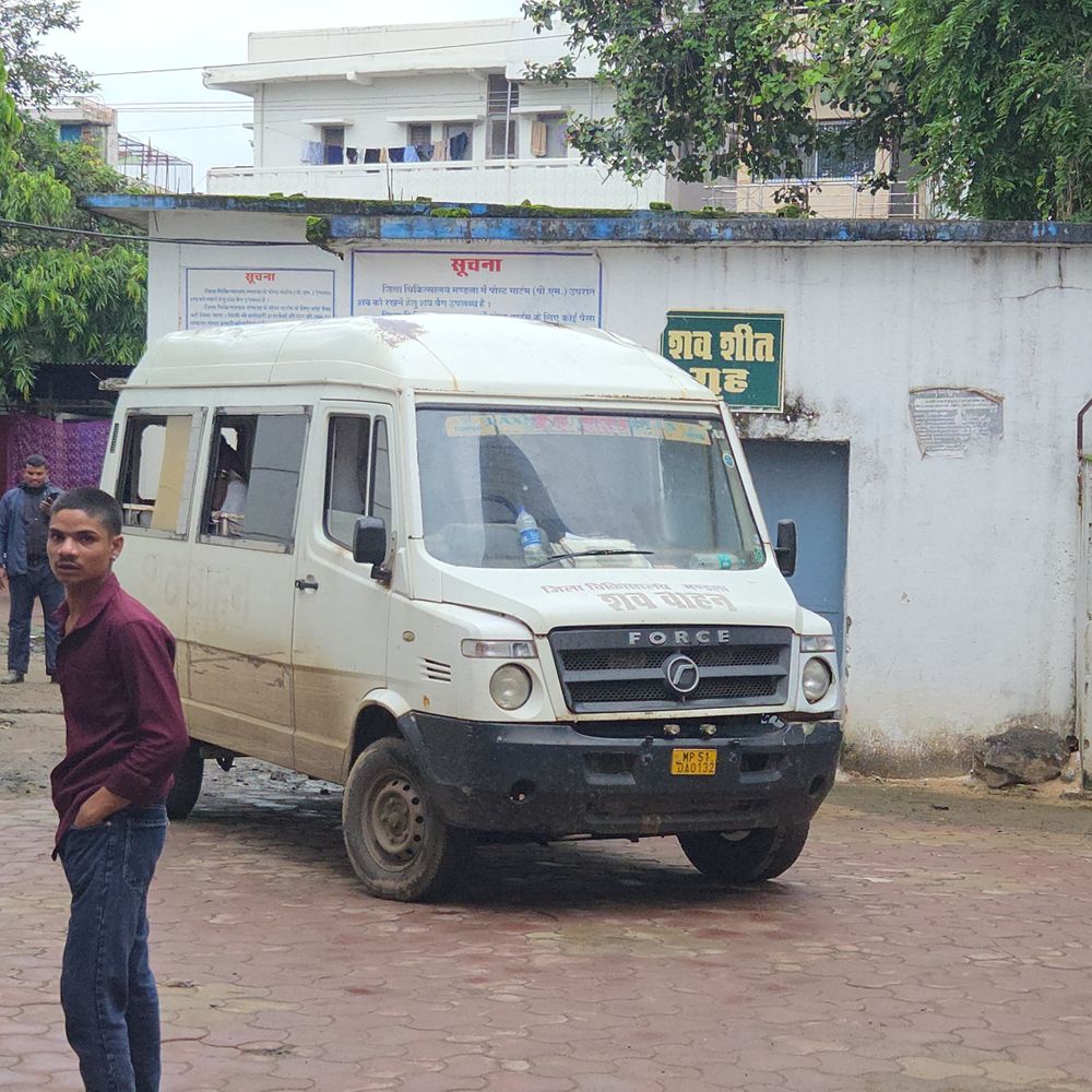 मंडला में बाइक की टक्कर से छात्रा की मौत:अस्पताल ले जाते तोड़ा दम, बहन से राखी बंधवाने जा रहा था युवक